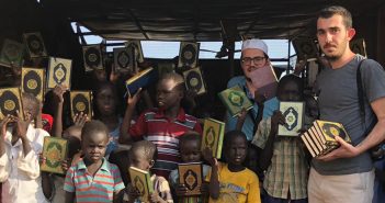 SUDAN’DA YETİM TALEBELERE KUR’AN HEDİYELERİ TAKDİM EDİLDİ