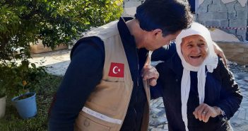 ARNAVUTLUK’TA DEPREMZEDELERE EL UZATIYORUZ
